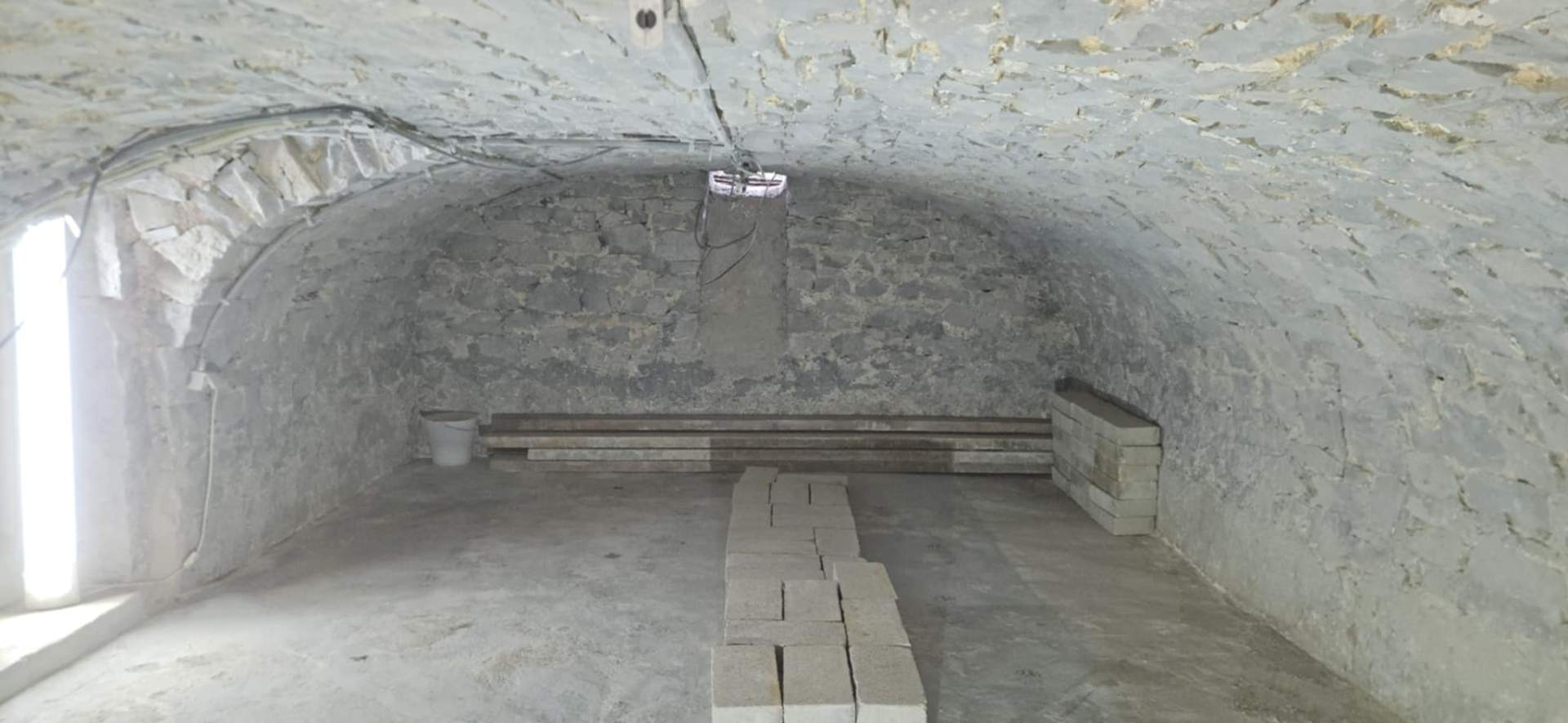 La même cave voûtée en pierre nettoyée, après aérogommage